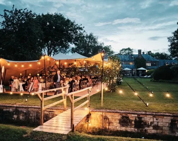 Location de tente Nomade afin de célébrer des moments spéciaux, en plein air, avec vos convives